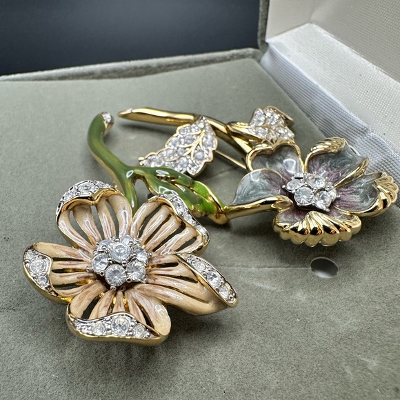Vintage Nolan Miller Clear Swarovski Rhinestone Enamel Flower Brooch Pin 2 set - Picture 13 of 16